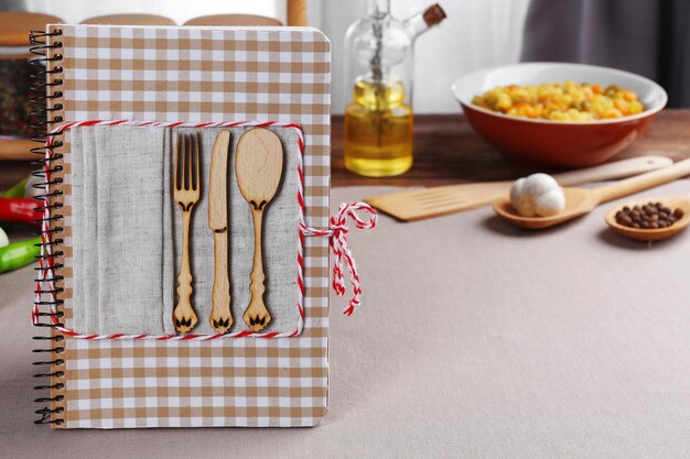 Kuchenny stół z naczyniami