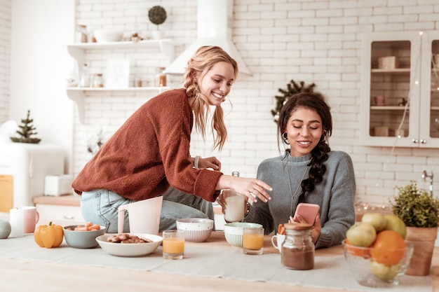 Uśmiechnięte osoby przy stole